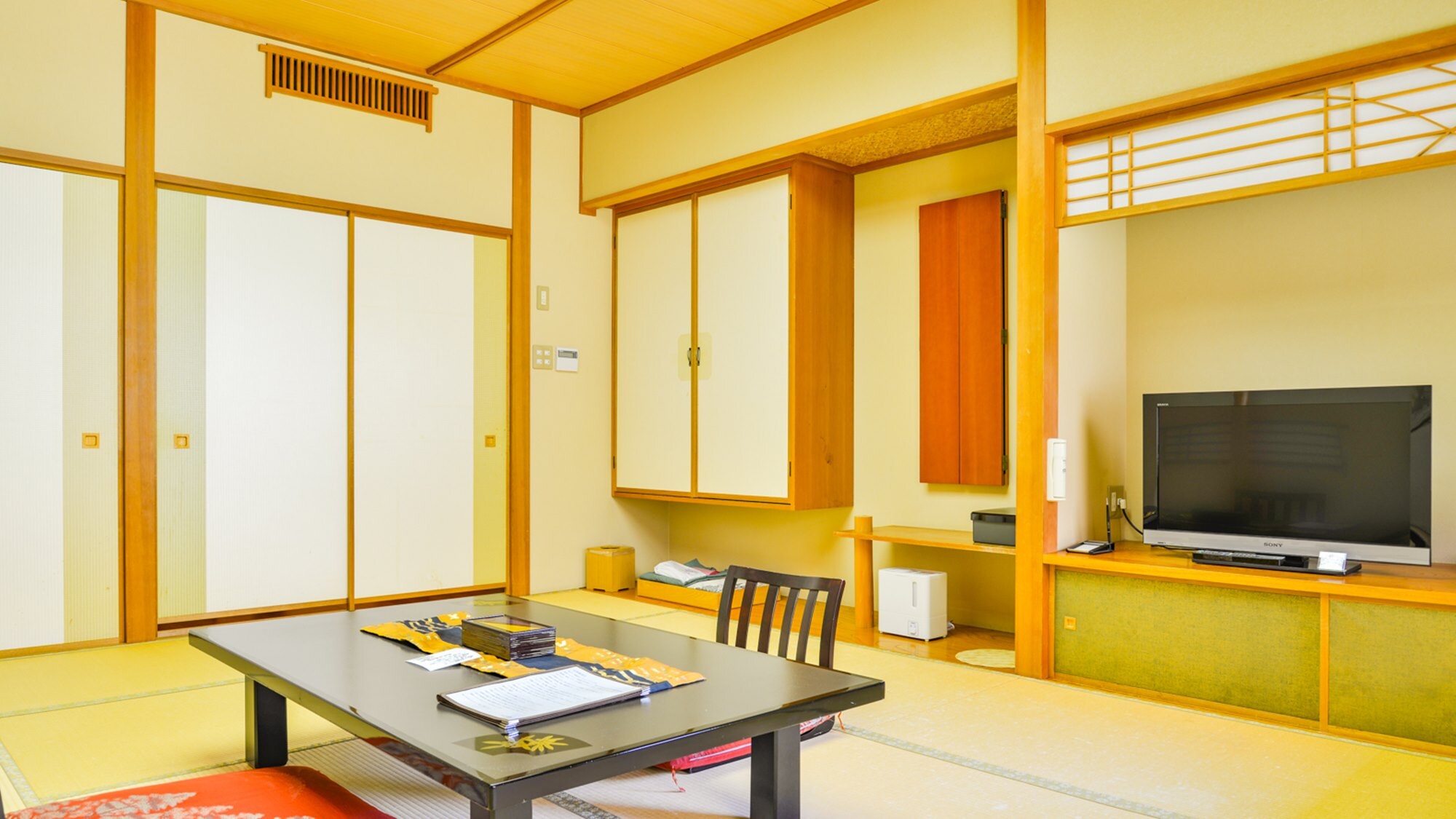 *[Hanamiki no Yakata] A bright room with sunlight streaming in. Please relax and enjoy the natural surroundings.