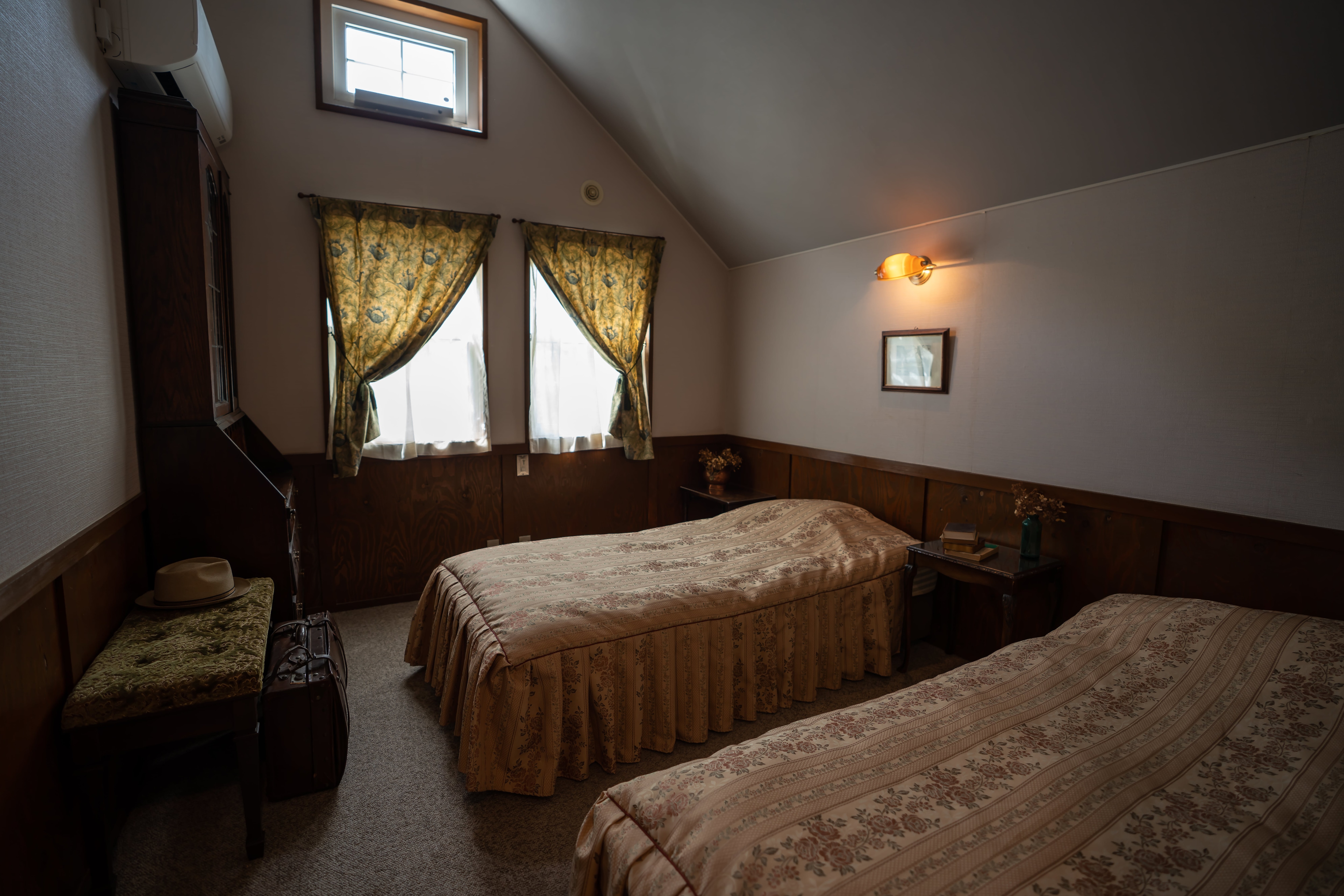 DLX Twin Room with toilet and washbasin