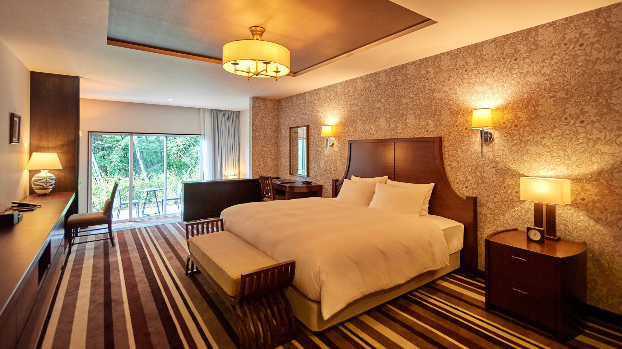 Mountaintop Suite (Double) / 60.7㎡ / A luxurious room where you can relax in a classical setting