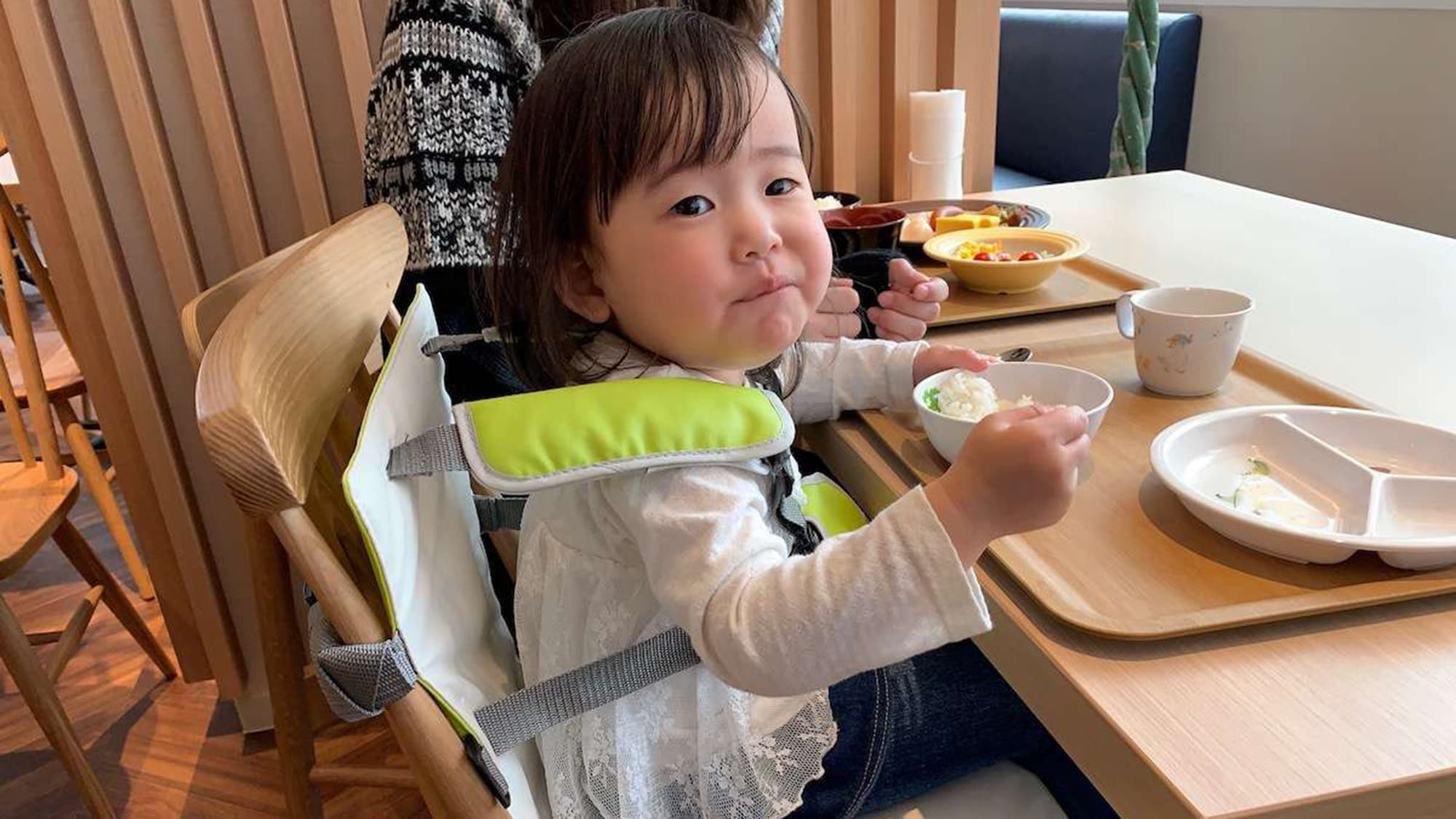 Children's tableware and chairs are provided in the breakfast restaurant.