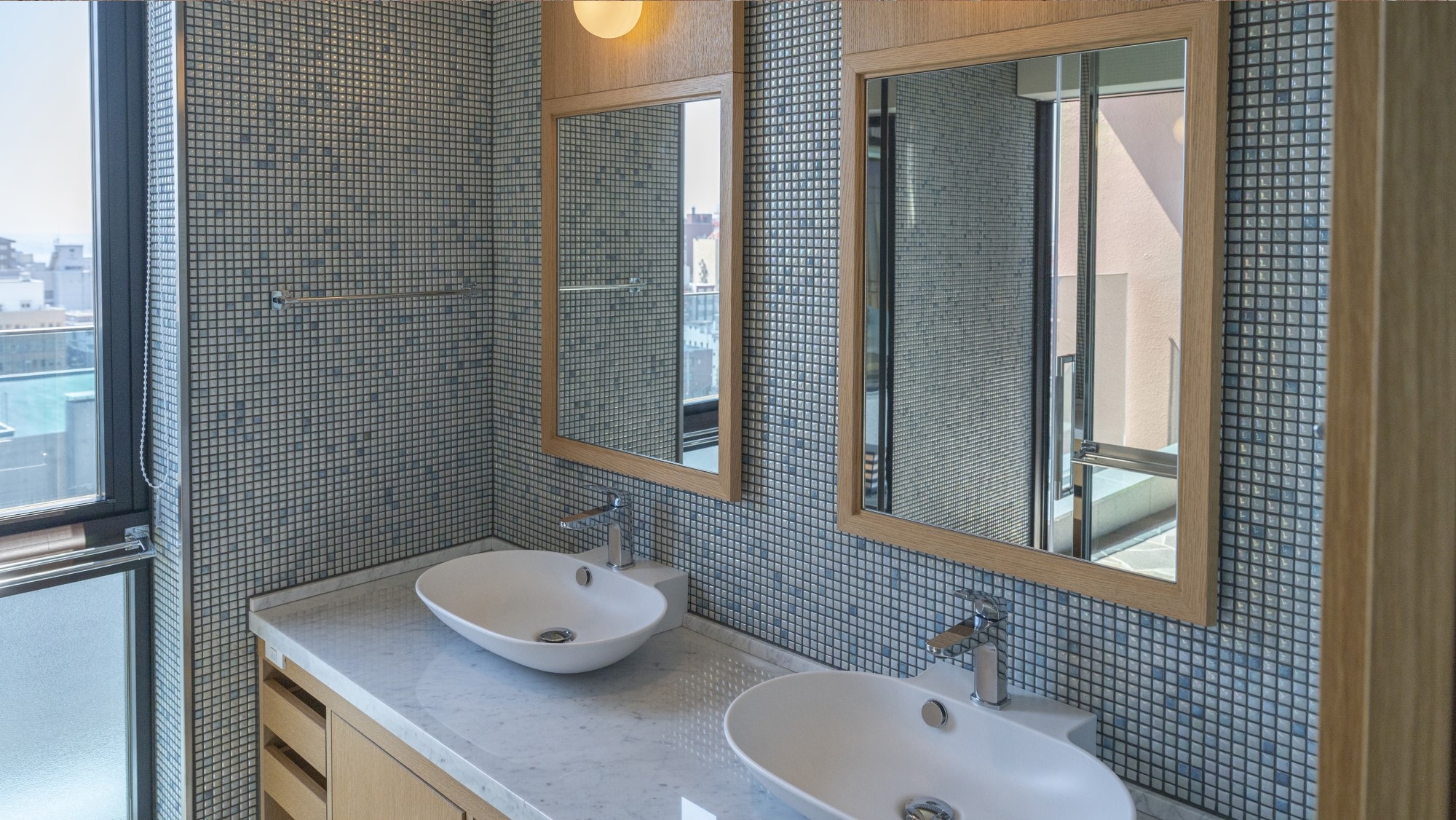 [ห้องพิเศษ(อ่างอาบน้ำเซรามิค)] อ่างล้างหน้ามีอ่างล้างมือ 2 อ่าง