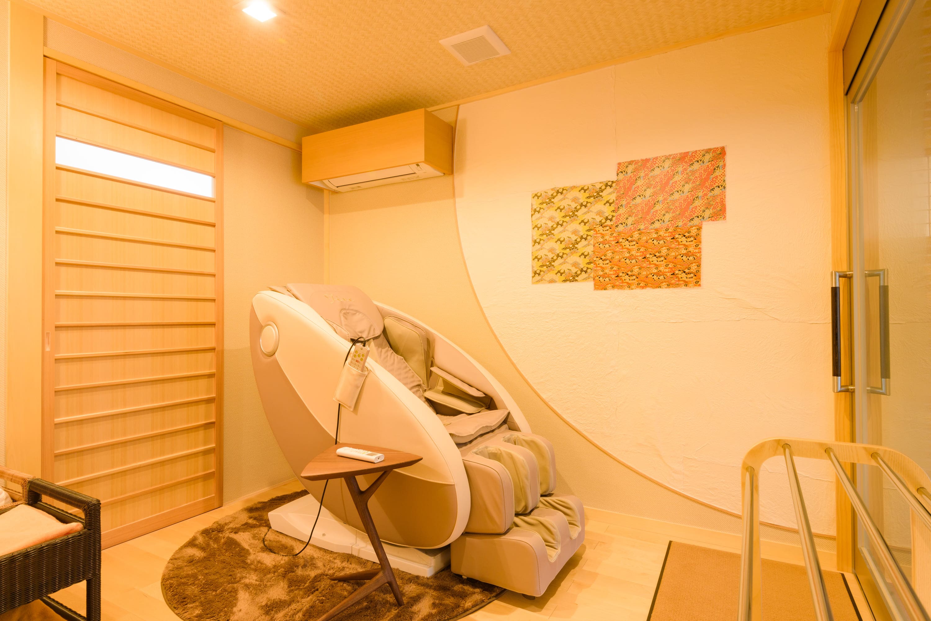 [Special guest room with semi-open-air bath] Please relax in a massage chair after the bath.