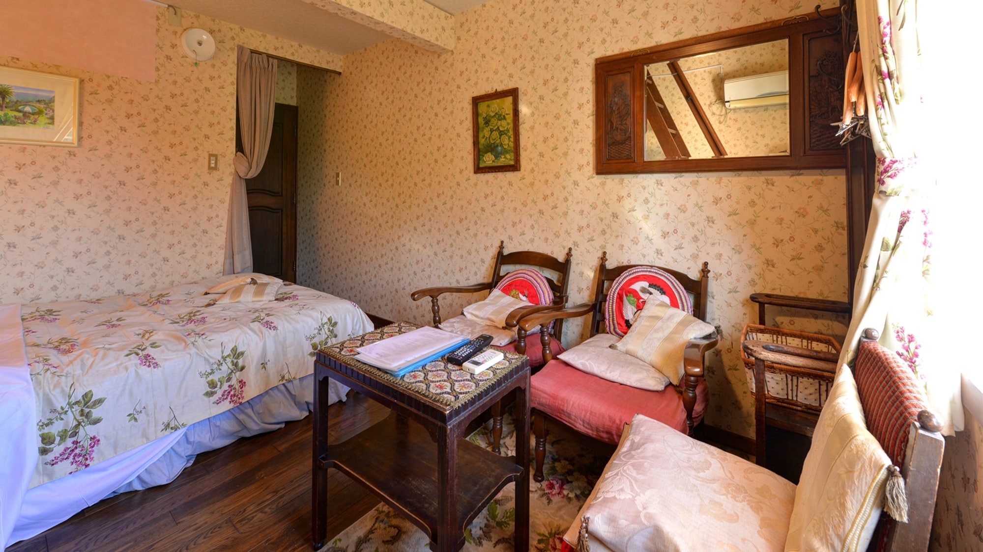 *Guest room (Room 32)