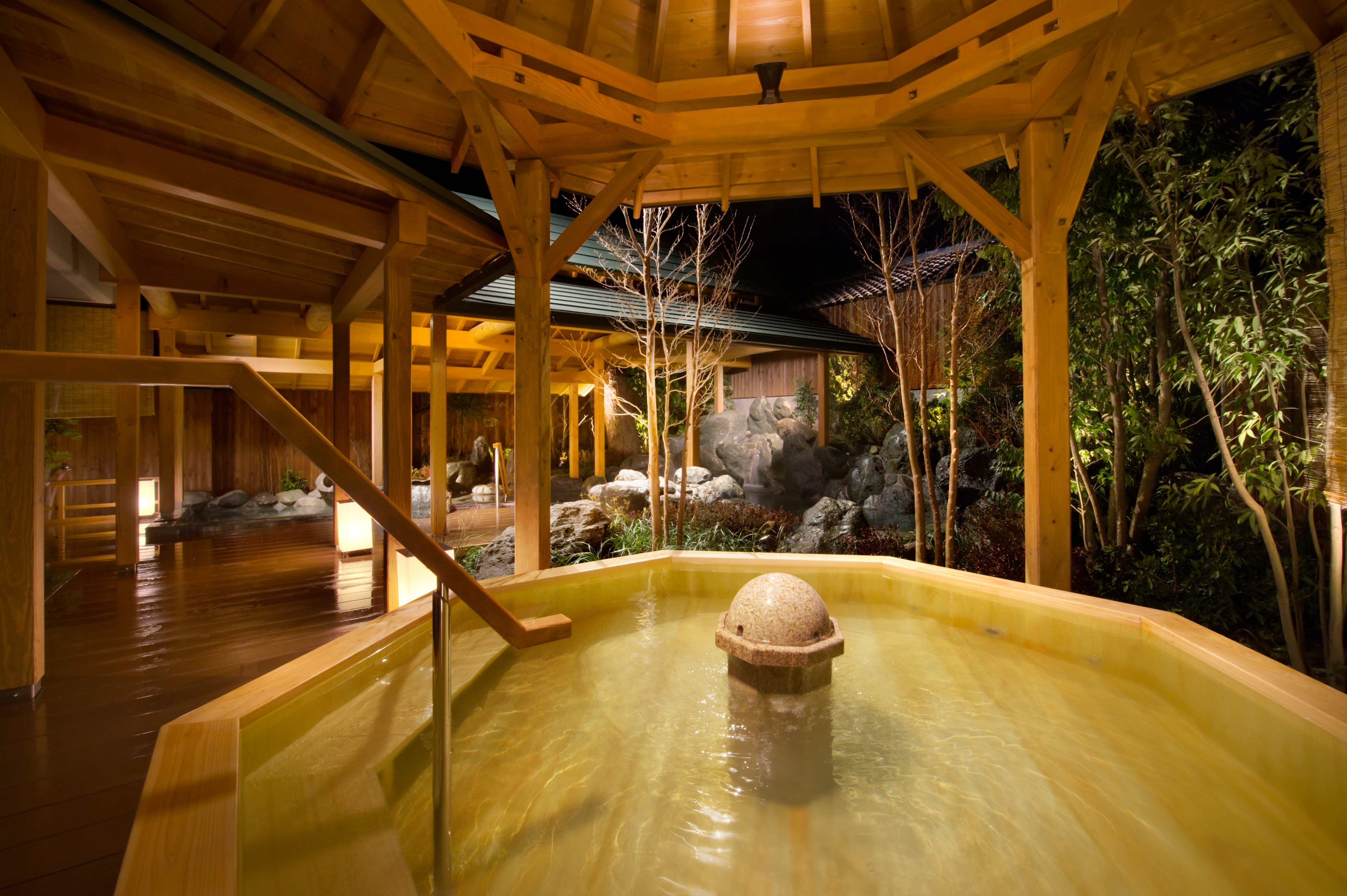 Hexagonal cypress bath