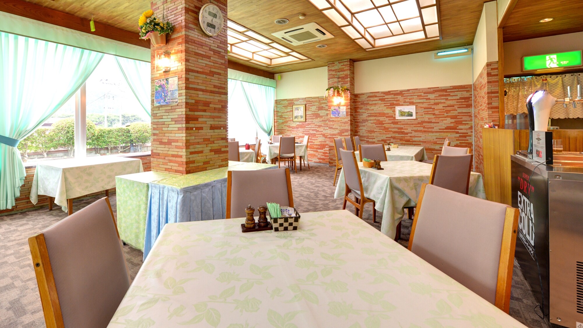 *Restaurant: A bright restaurant serving breakfast and dinner.