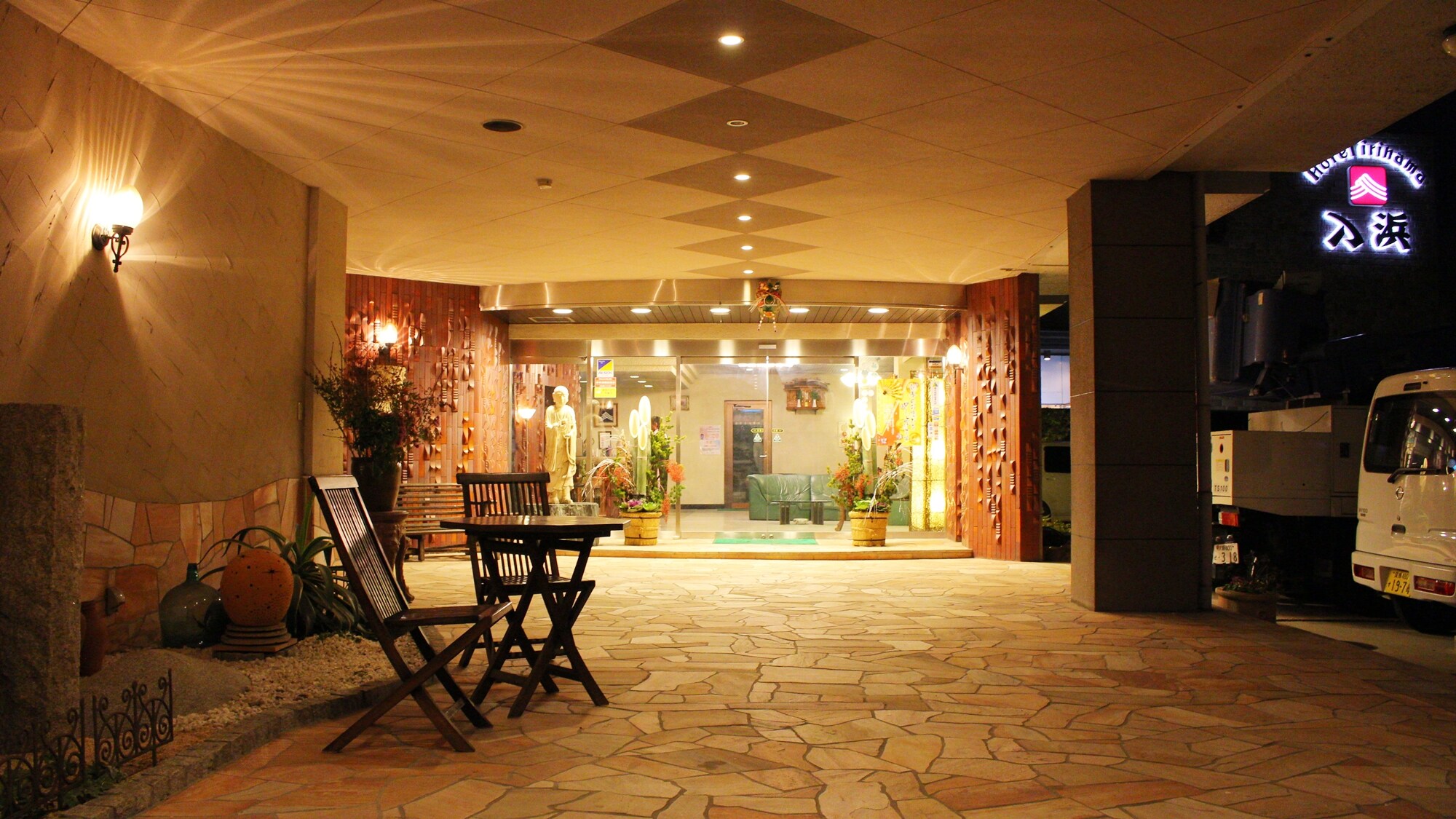 * [Example in the hall] Entrance