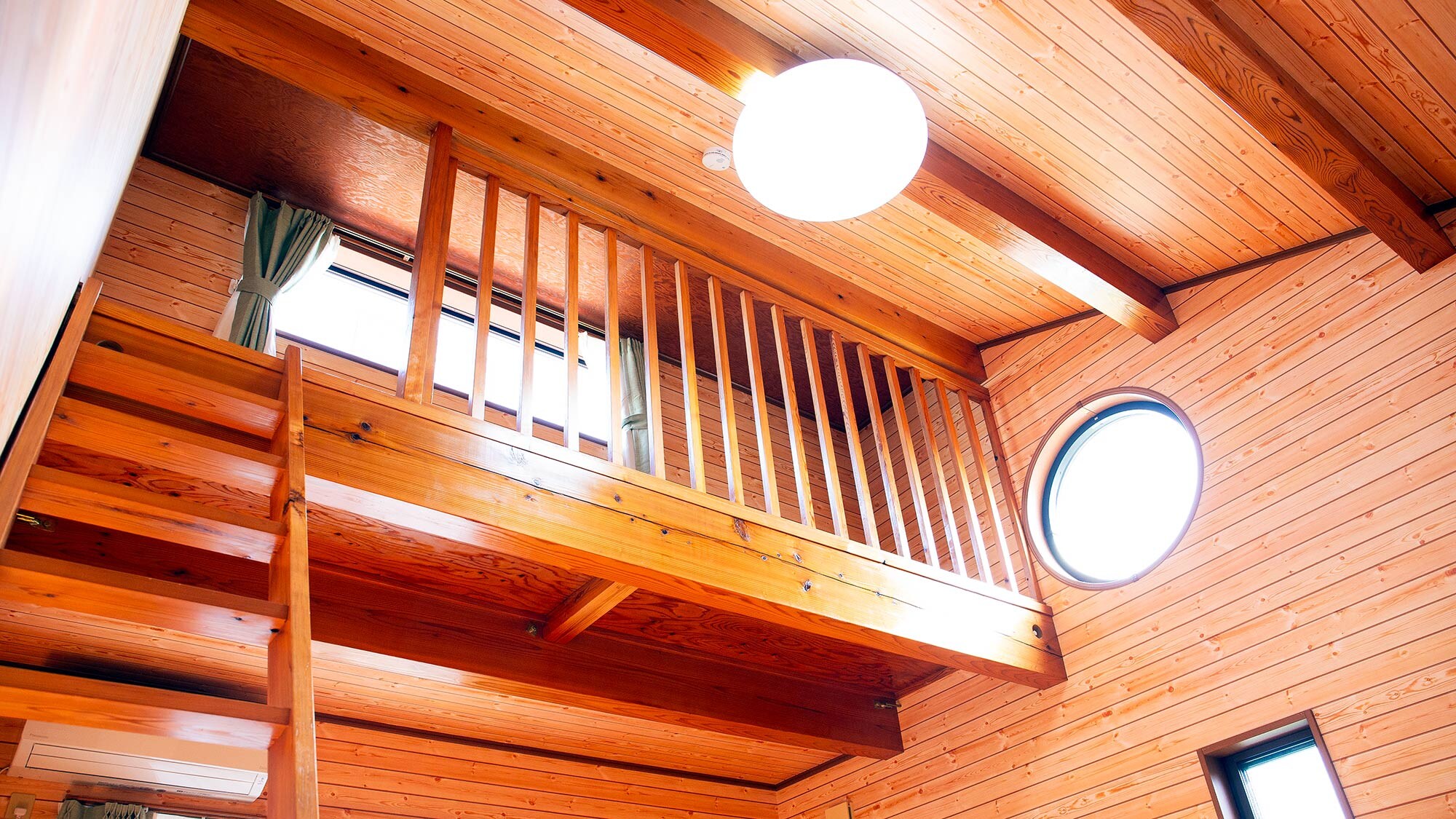 ・【2nd floor Western-style room/loft】With a loft, the ceiling is high and it feels open.
