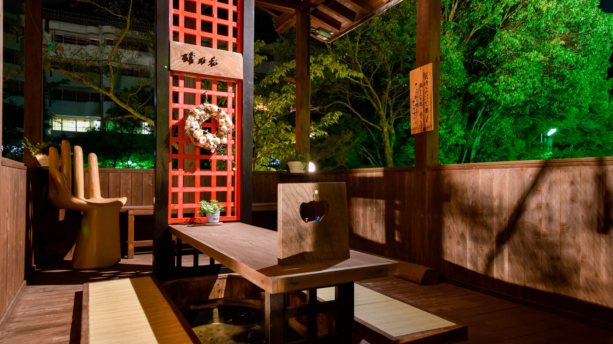 [Garden footbath] In front of the lobby terrace, there is a private source footbath exclusively for guests. Equipped with towels.