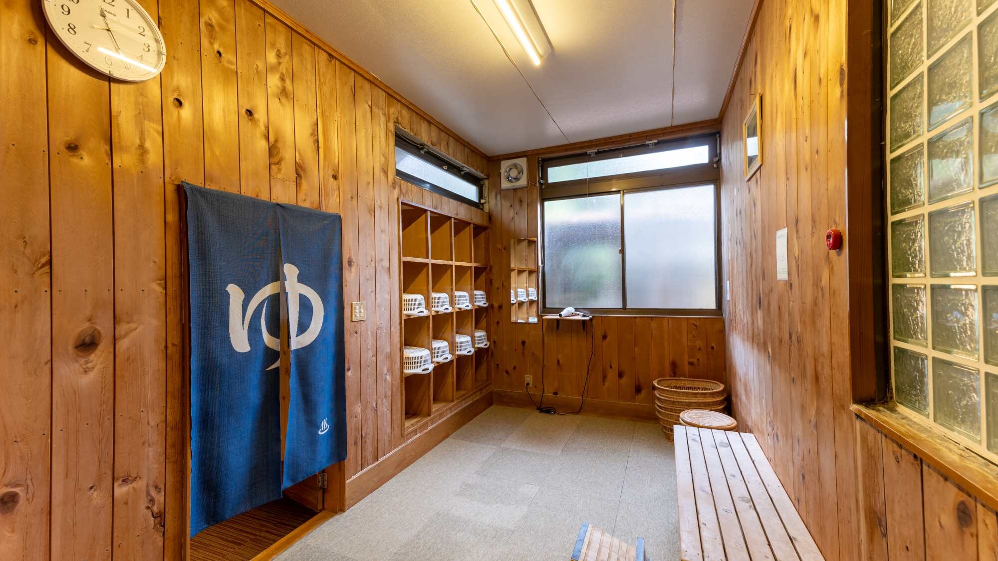 *【Dressing room (male)】An old-fashioned dressing room. There are no lockers, so please bring only the bare necessities.