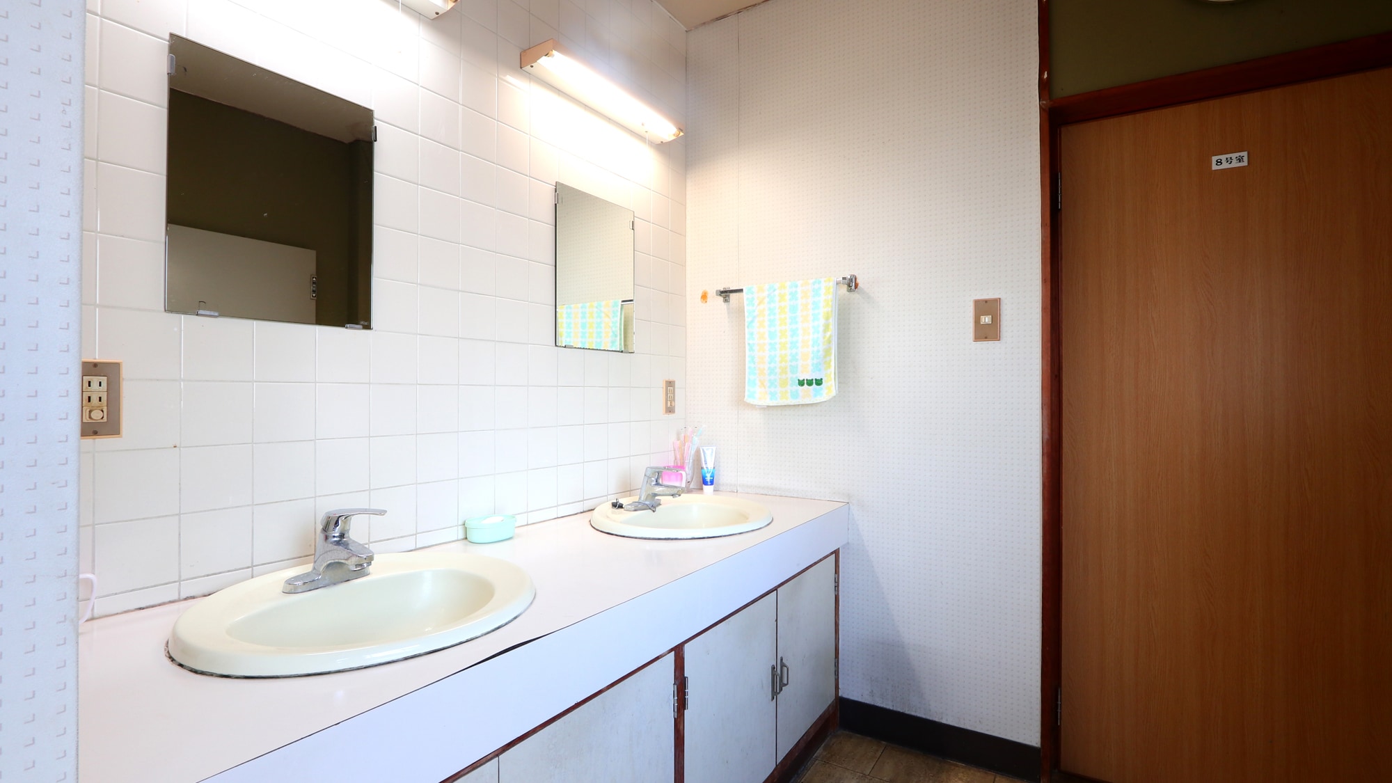 [Washroom] Shared washroom. There are other washrooms available.