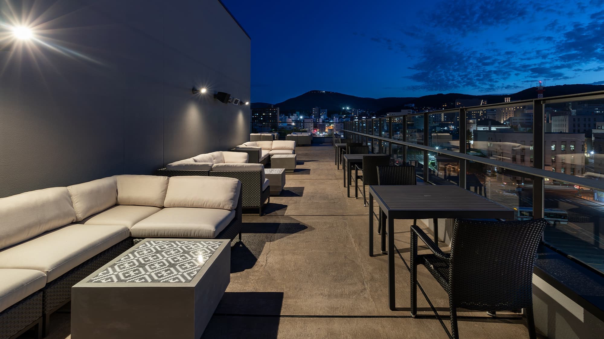 [Rooftop Bar] (6th floor) A rooftop bar with a motif of Otaru's lighthouse. At night, the atmosphere is glamorous.