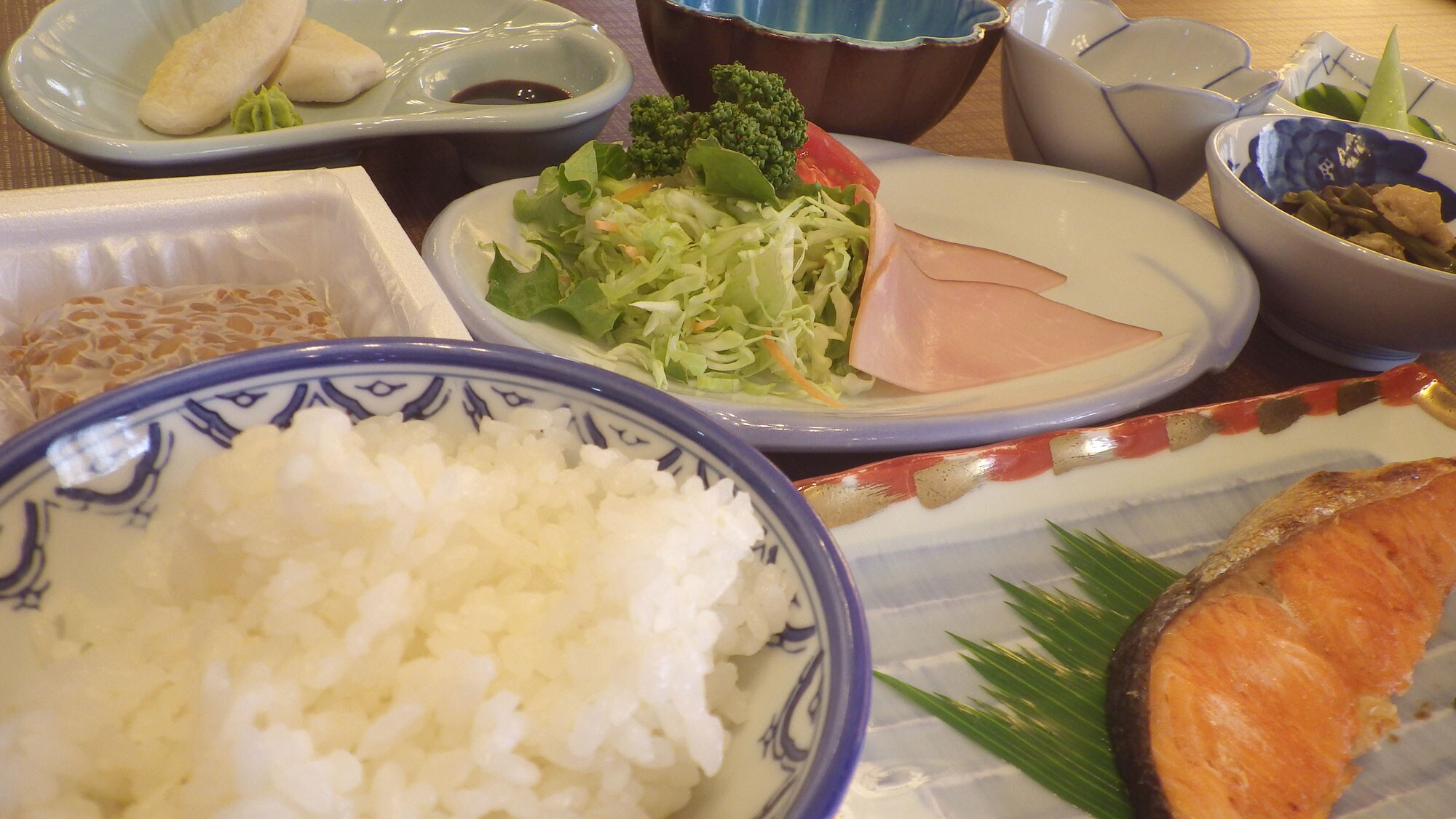 * [Contoh sarapan] Makan Morimori dan pergi jalan-jalan, liburan, atau bisnis.