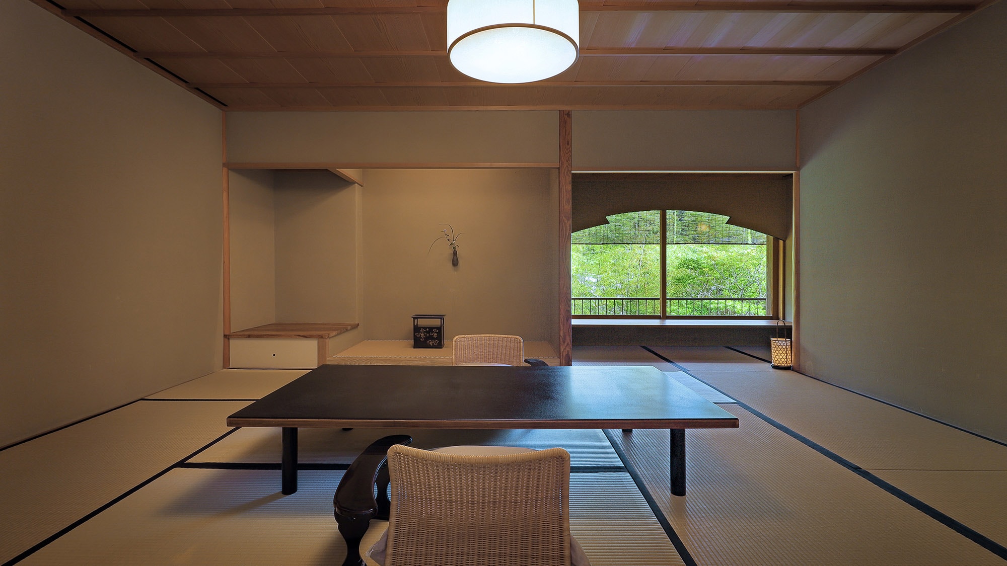 [Hatsugan no Ma] Japanese-style room with half open-air bath (90 square meters)
