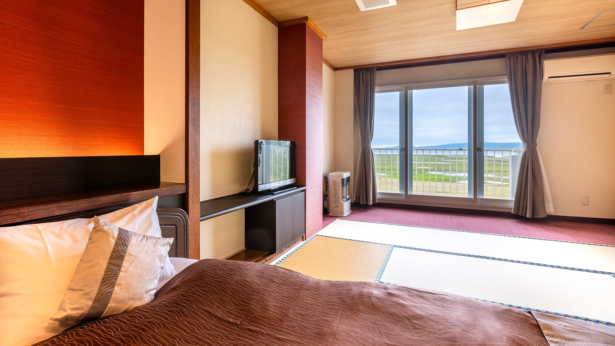 [Lake view] Japanese-Western style superior twin room *Pets allowed