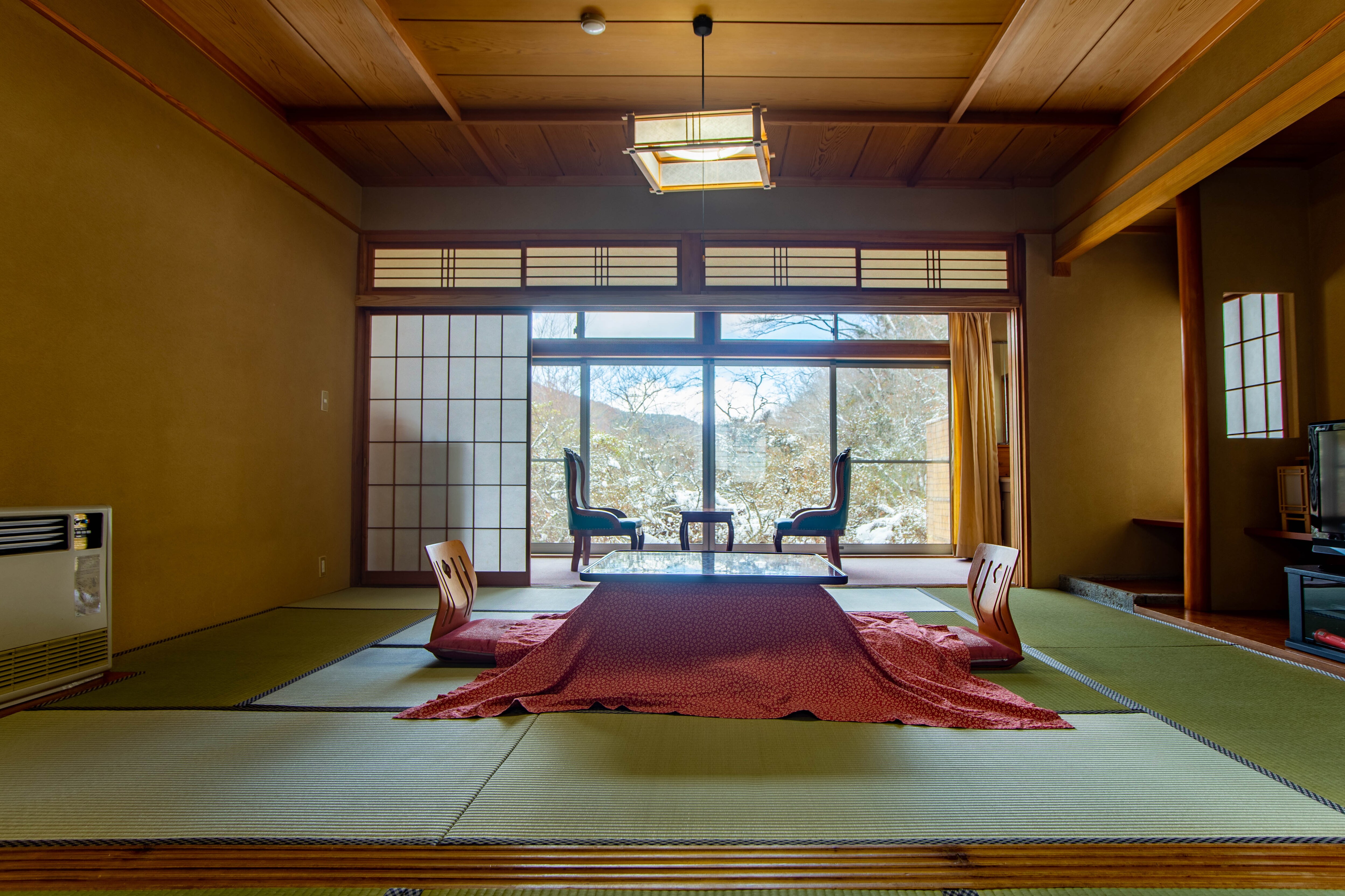 We offer a relaxing, calm and quiet space with a Japanese-style room of 15 tatami mats and a natural hot spring bath and a toilet in the guest room.