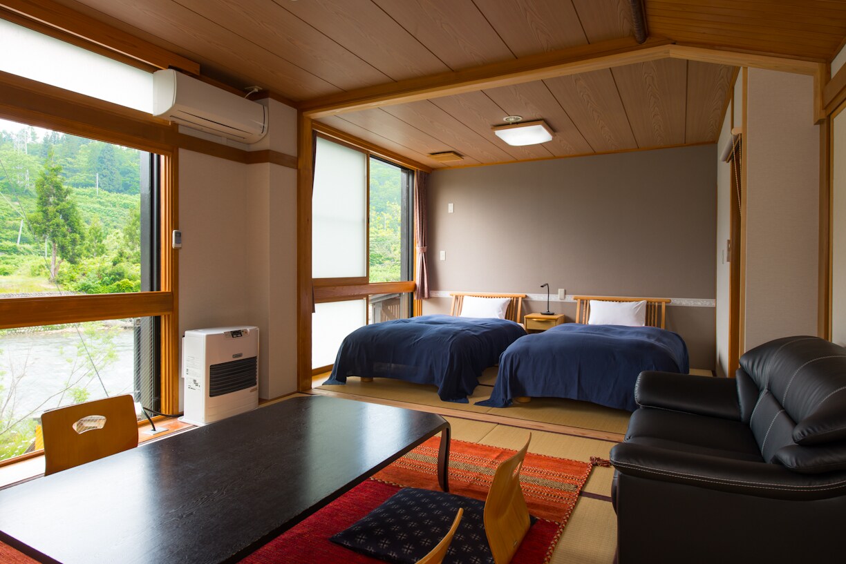 1st floor guest room/river side 14 tatami mats “Kaede”