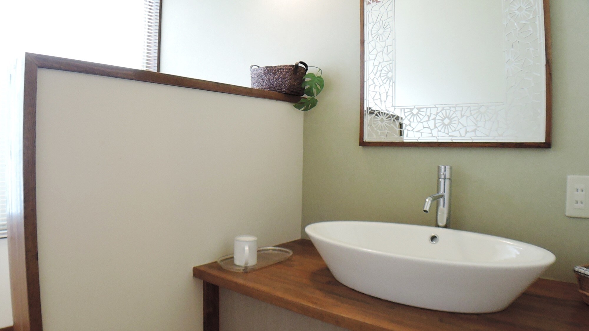 *The bathroom is located in the room.