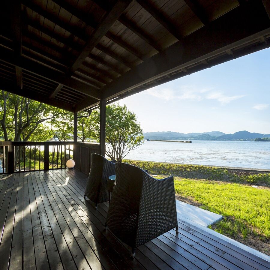Waterside detached house Calme
