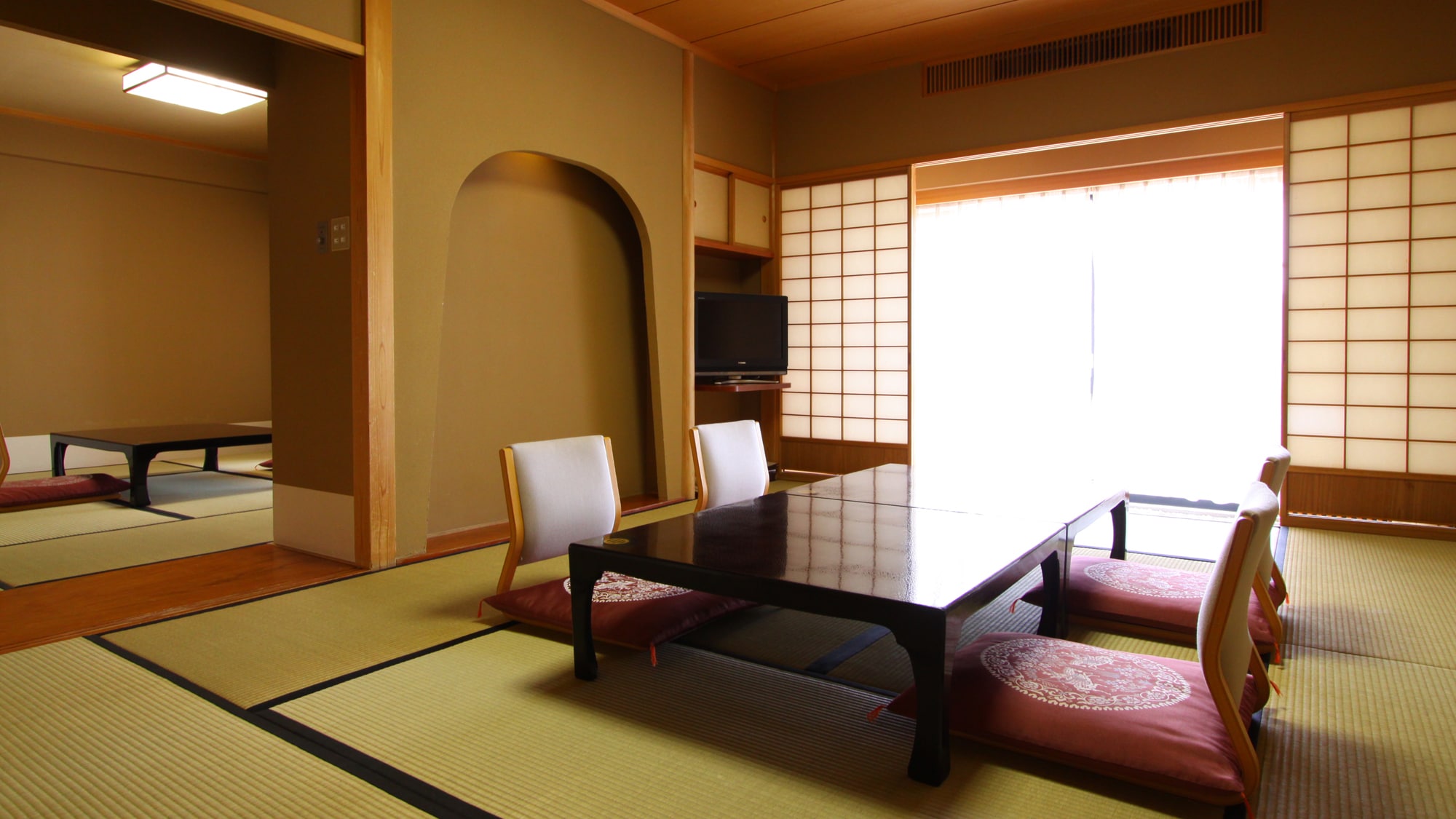 [10 + 7 tatami mats] This is a two-room room where everyone can spend a spacious time.