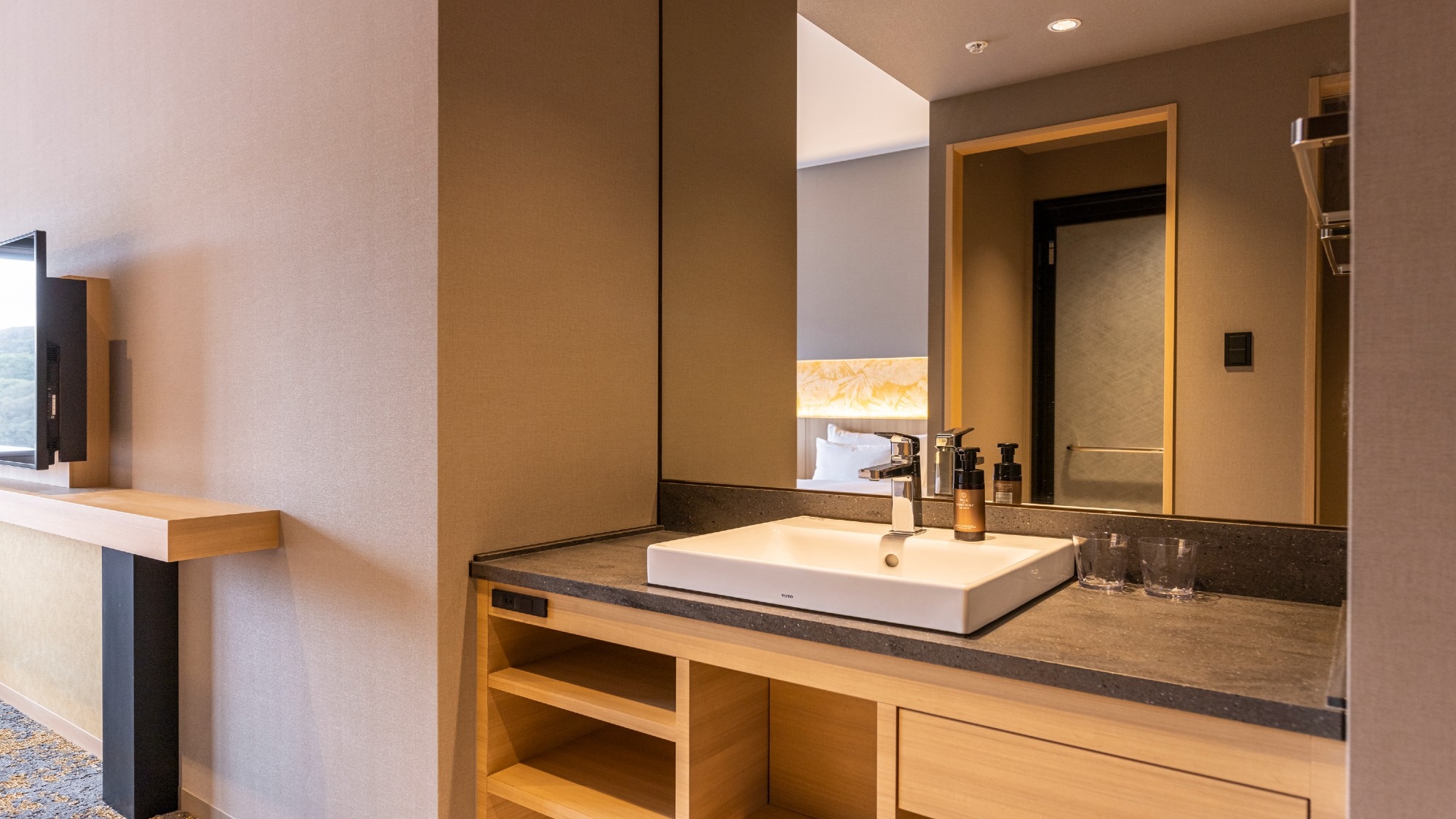 [Moderate twin] Washbasin in subdued colors.