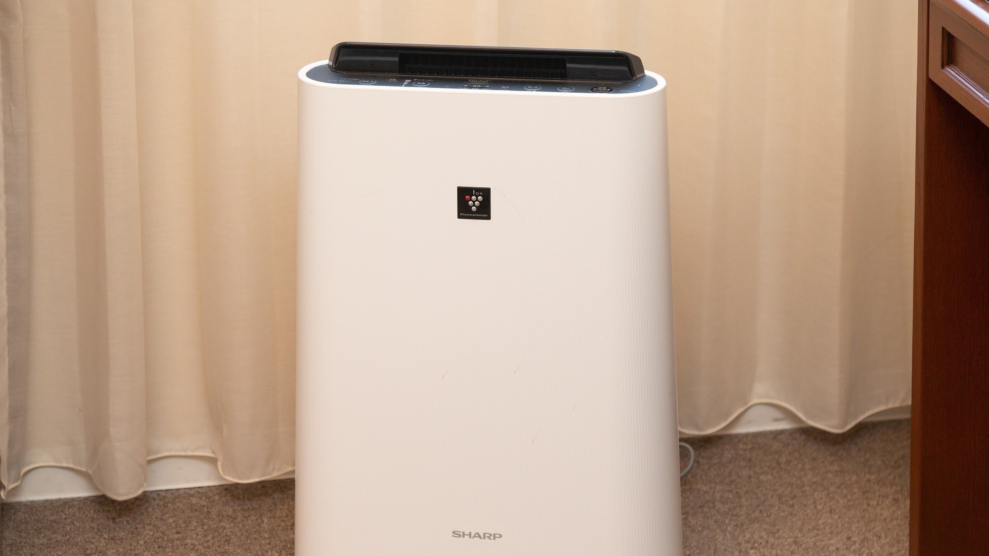 All smoking rooms have a humidifier with an air purifier
