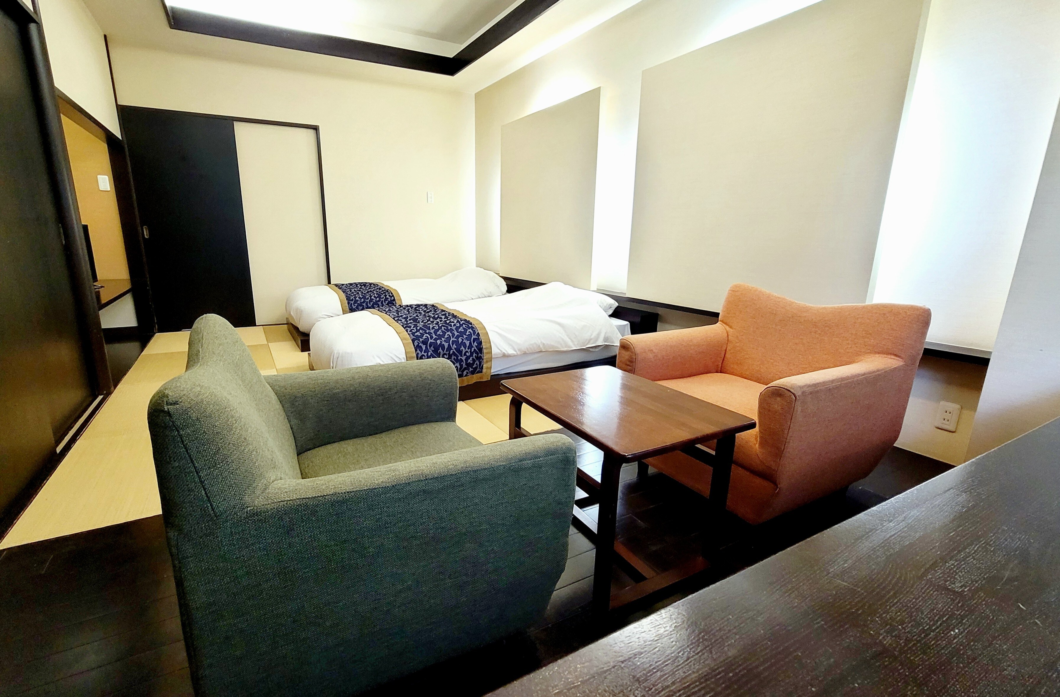 [Modern Western-style room] Low bed twin room