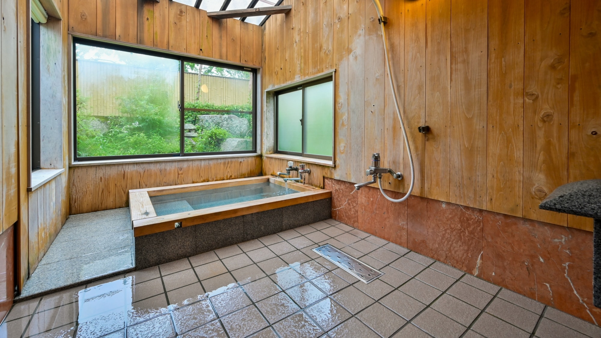 [Matsu] - Japanese-style room - Japanese garden side - The stone-paved indoor bath has a soft feel and a sulfur-scented hot spring.