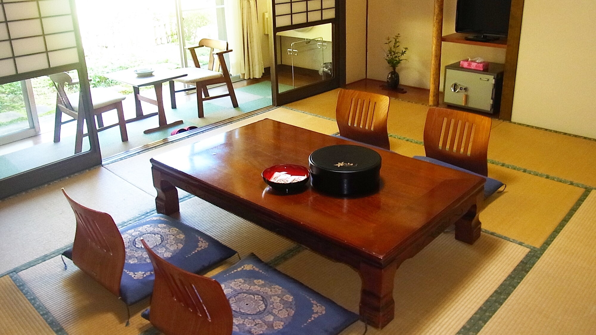 *[Example of a Japanese-style room] A quiet room where you can relax and unwind.