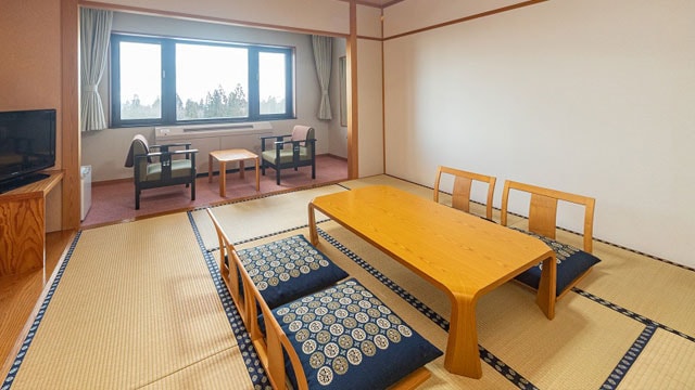It is a Japanese-style room with 8 tatami mats. It can be used by up to 4 people.