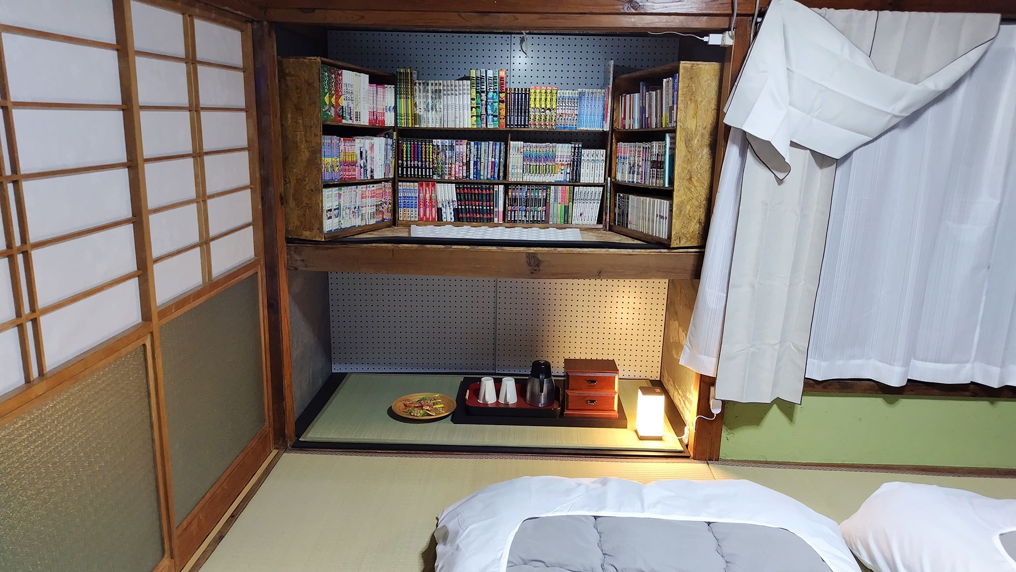 Kenapa tidak berbaring di tempat tidur dan membaca manga sebanyak yang kamu suka?
