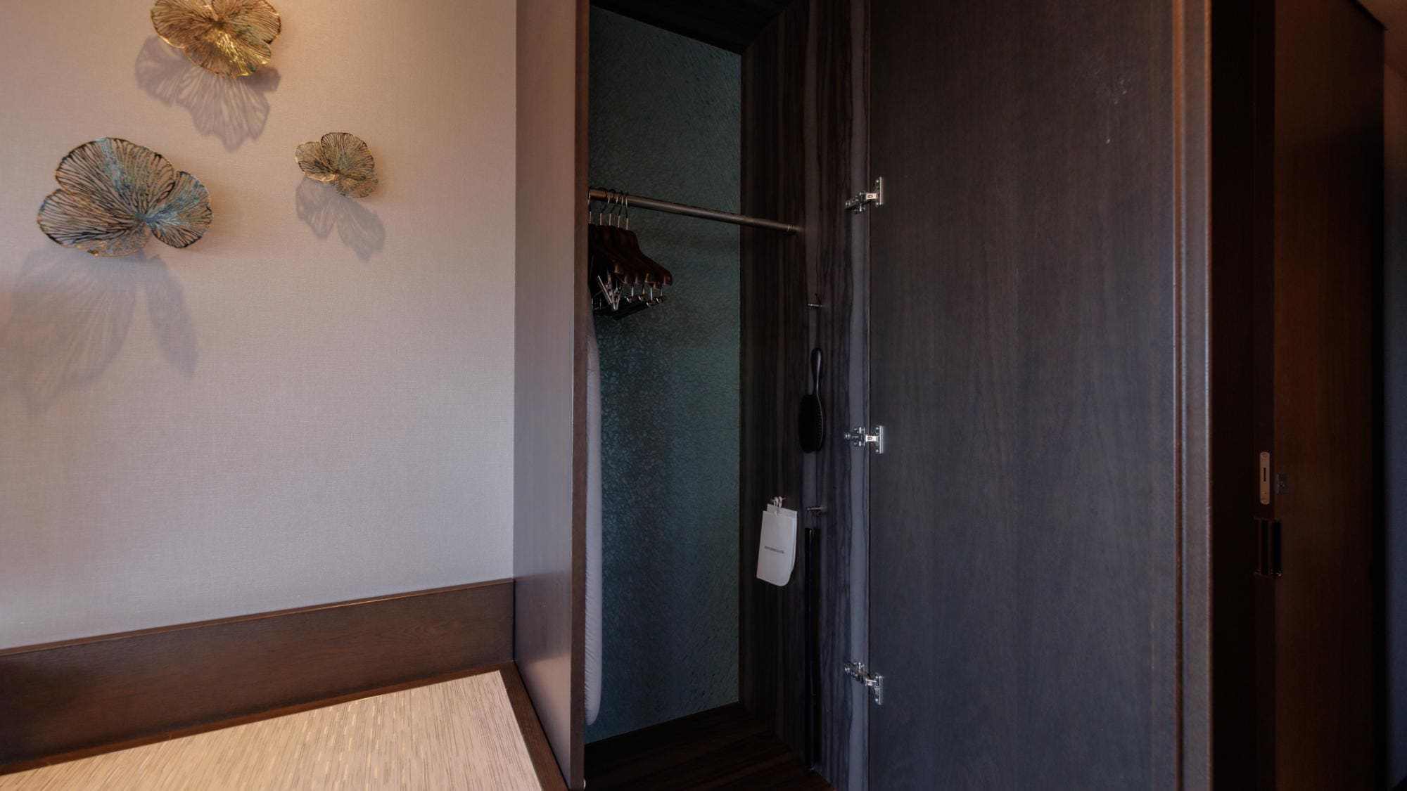 [Deluxe Corner Room] Closet