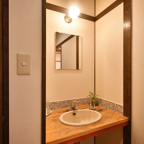 [Japanese-style room with semi-open-air bath/washroom] Retro-style washroom