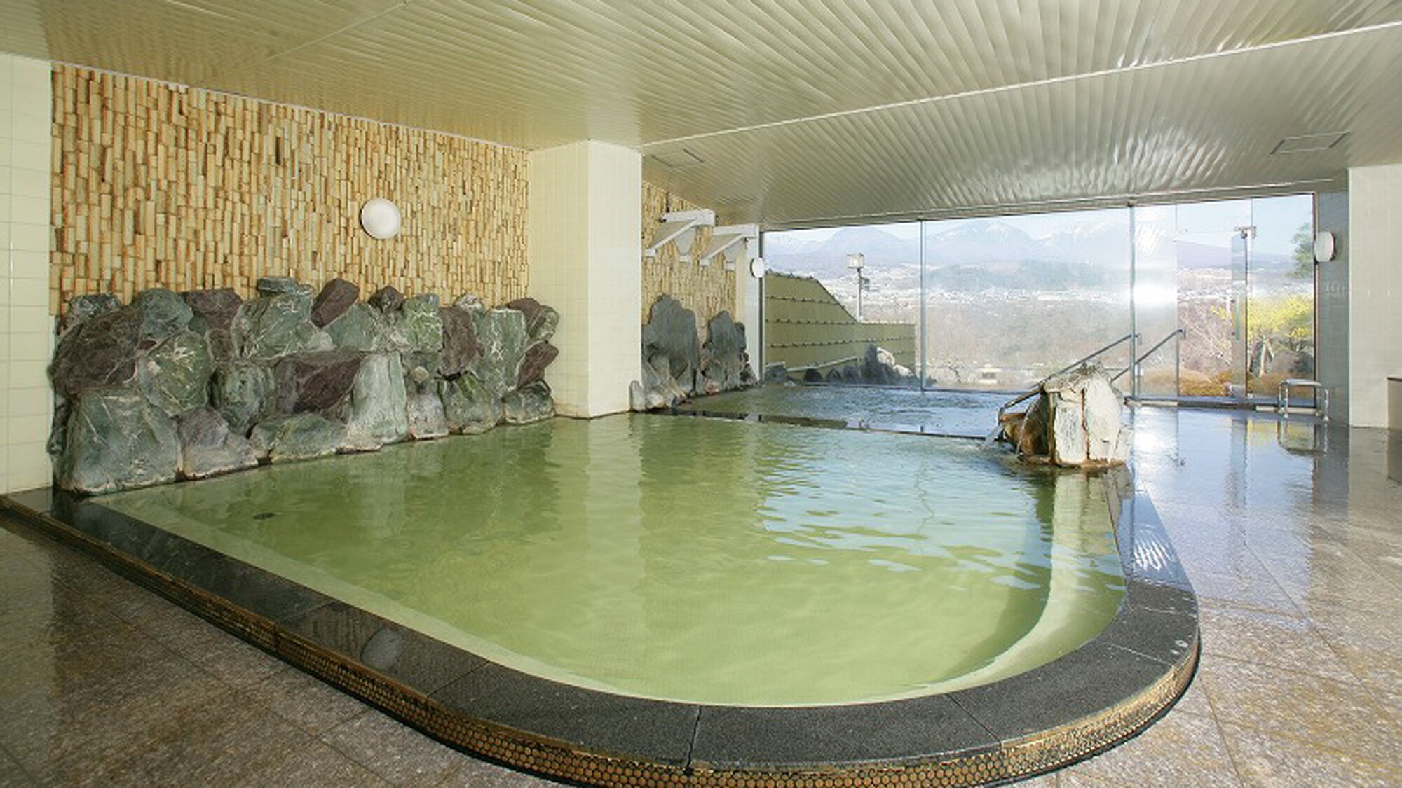 * [Large public bath] Enjoy the brown water, which changes color subtly depending on the day, straight from the source.