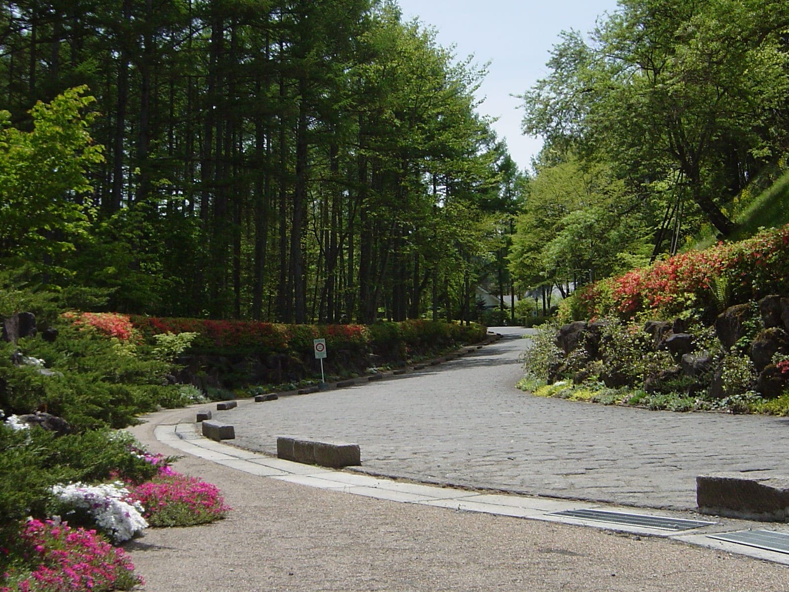 The main gate of "Honors Hill Karuizawa," a villa area where rental villas are located