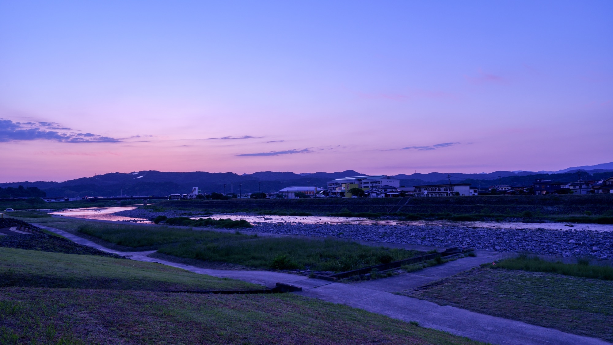[Around] Hita Mikuma River: Why don't you blow in the pleasant breeze of the Hita Mikuma River at dusk?