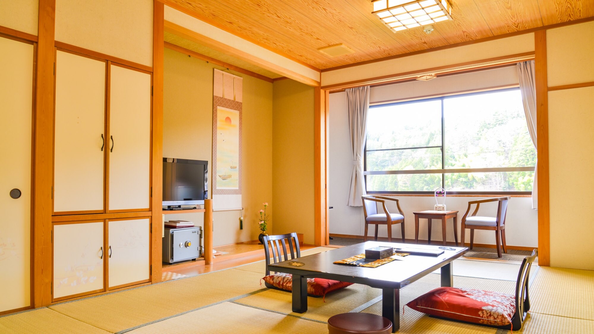 *[Fudo no Yakata] Enjoy a relaxing stay in a room surrounded by nature where you can feel the changing of the seasons.