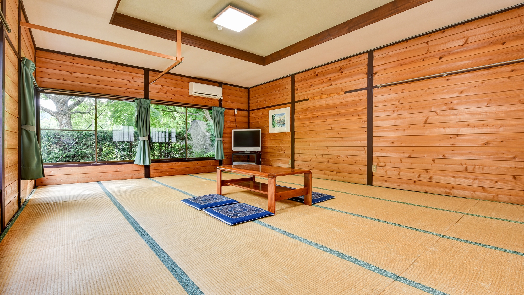 *[Non-smoking Japanese-style room with 20 tatami mats] This large room is popular with groups.