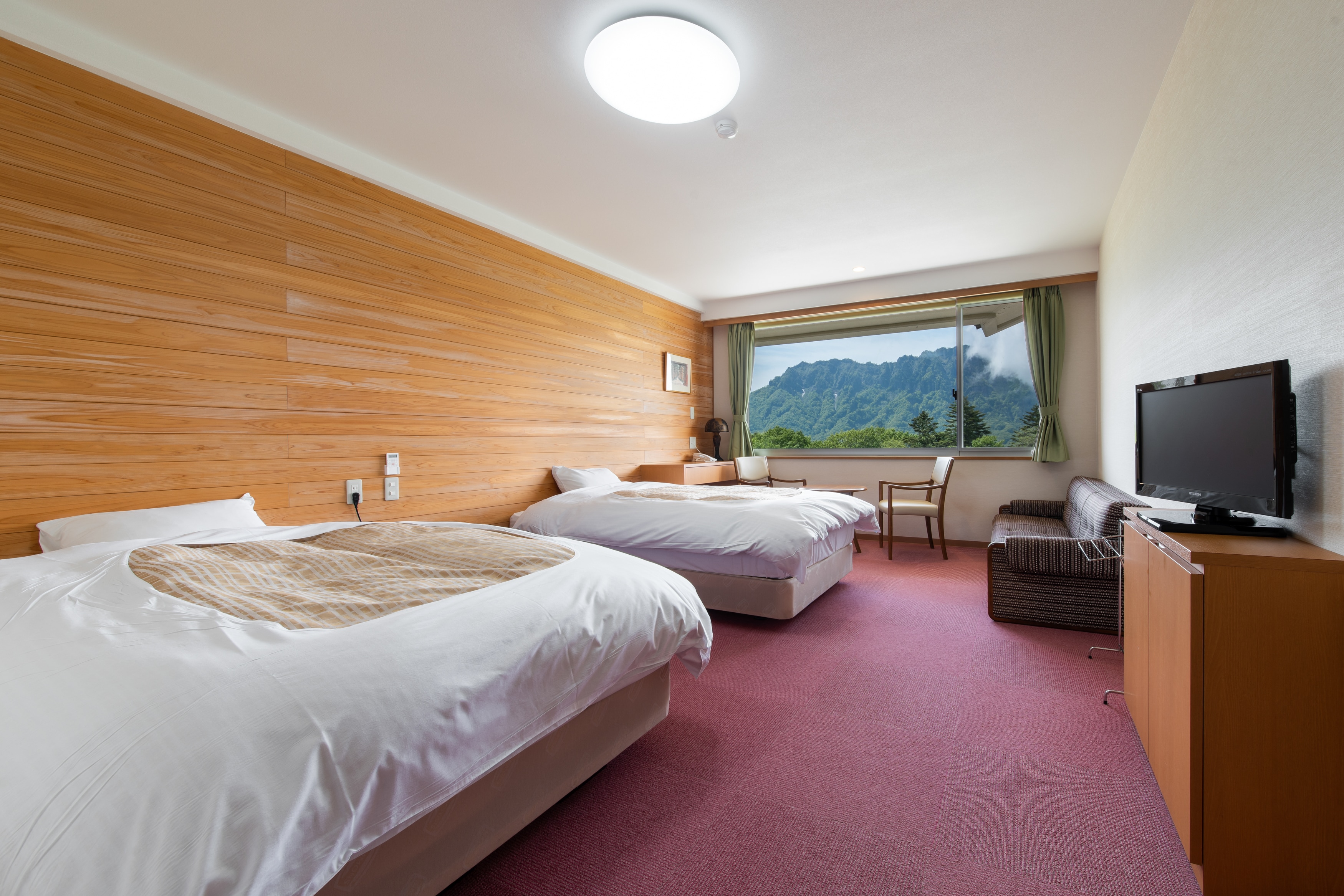 Western-style twin room with toilet