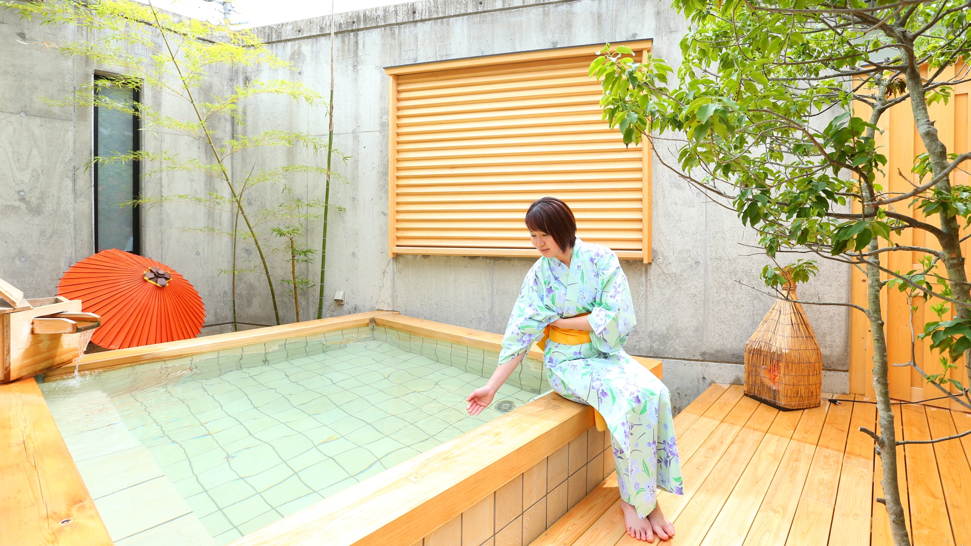 Wooden open-air bath (men and women exchange system)