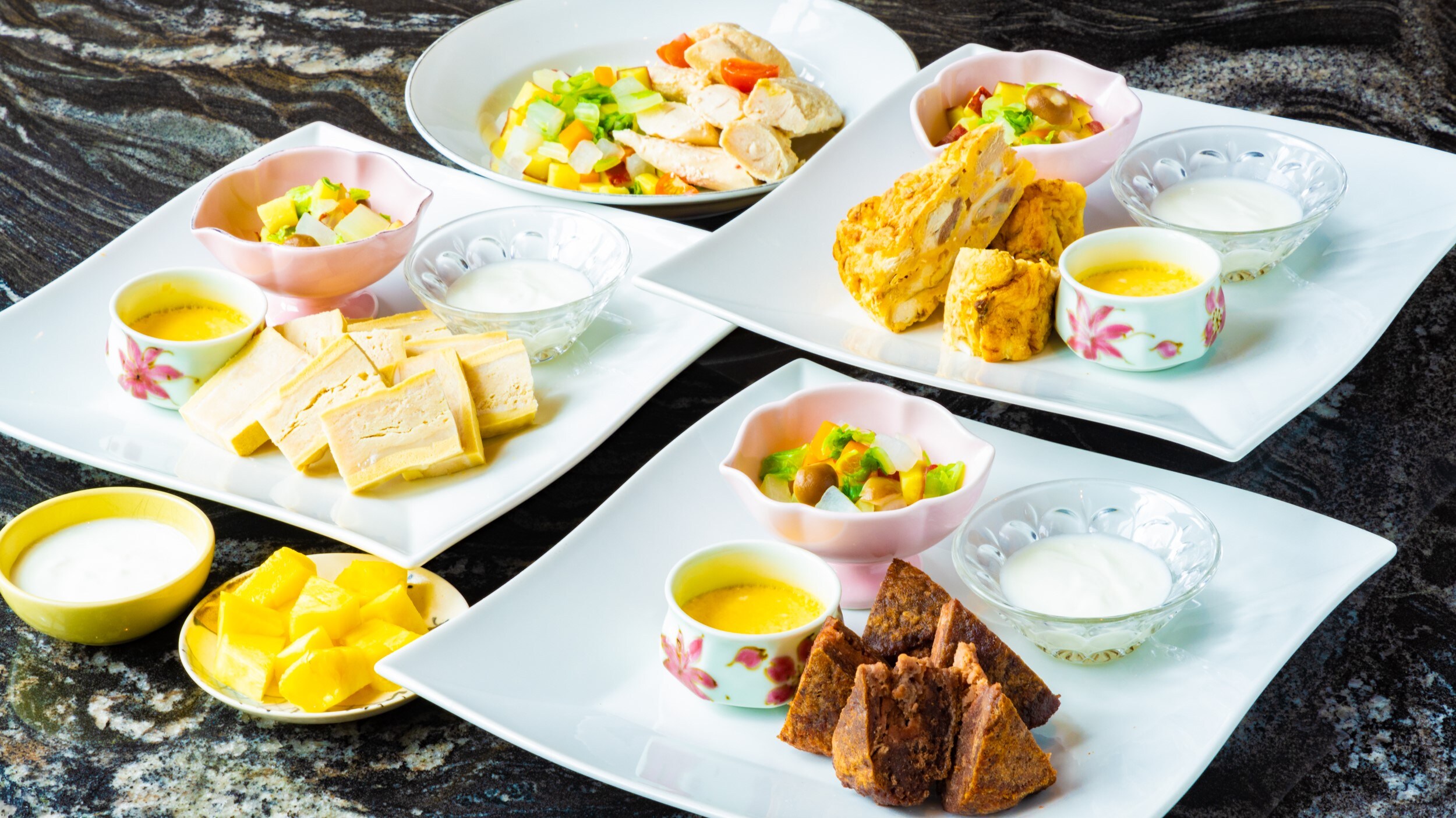 為您的狗狗提供餐點的付費選項（晚餐懷石料理和早餐）晚餐時，您可以從三種主菜中選擇一種。