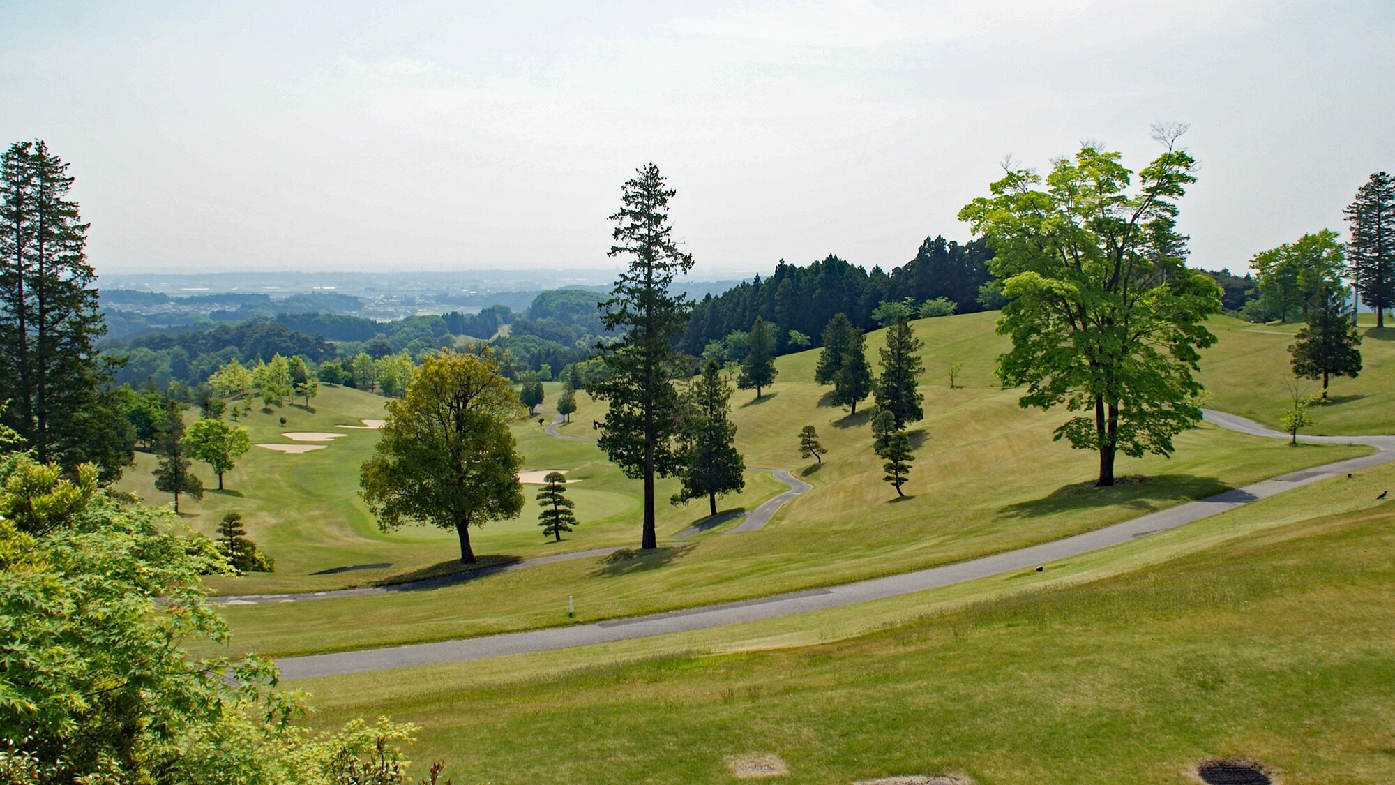 *[View] You can see Utsunomiya city beyond the golf course.