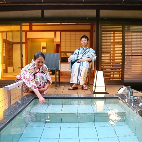 A holiday filled with hot springs in an open-air bath with natural hot spring water