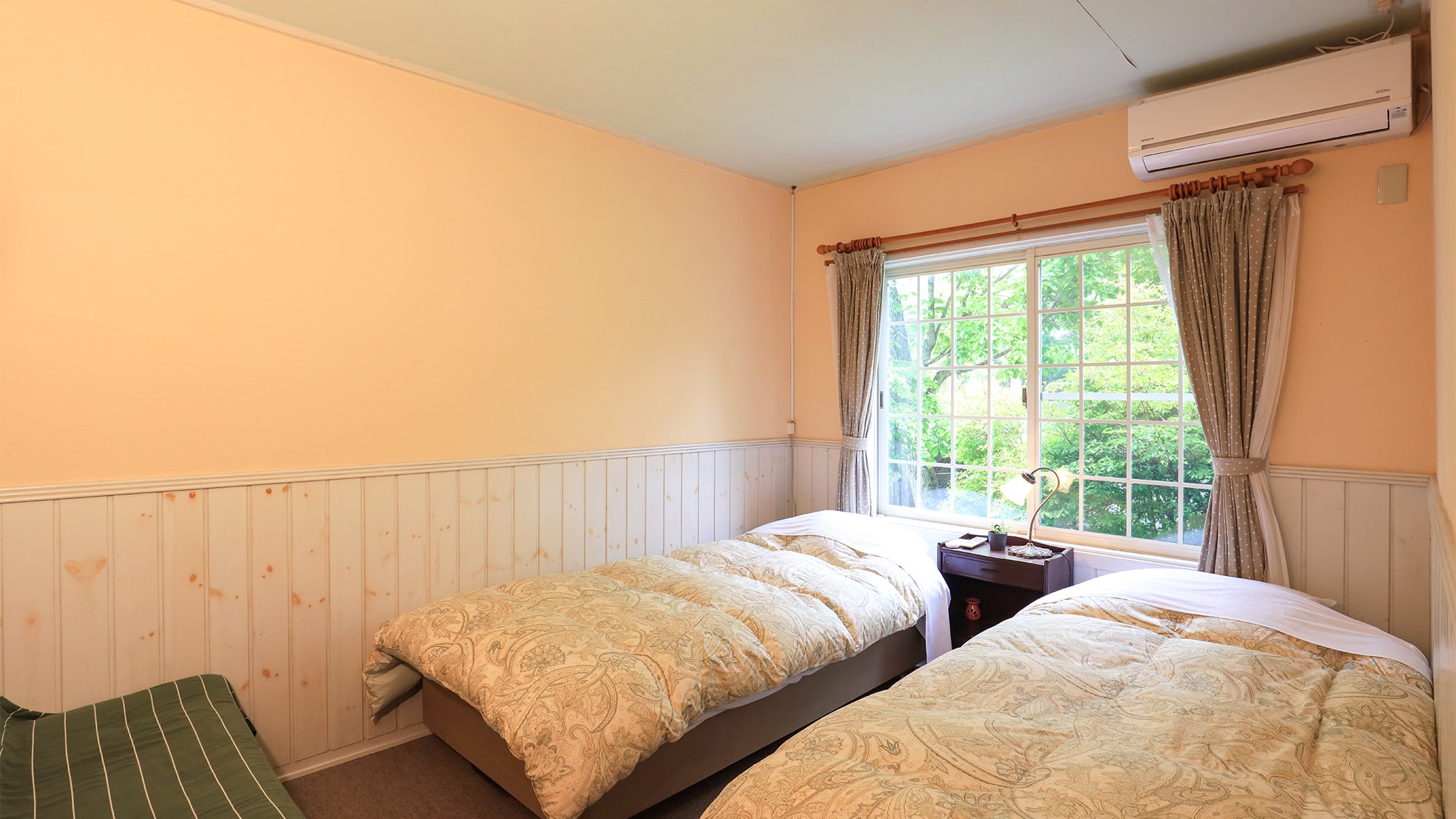 ・[Twin Room] A corner room with a window that can accommodate up to 2 people.