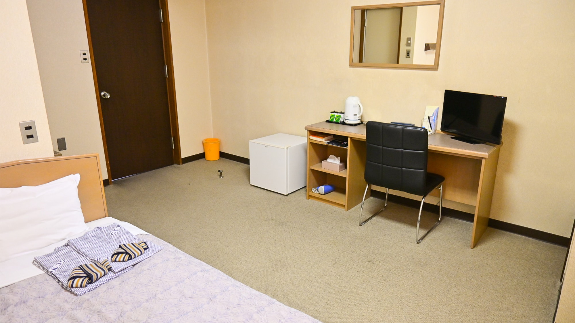 * [Double Room] Relax in a large bed and a room that is slightly larger than a single room.