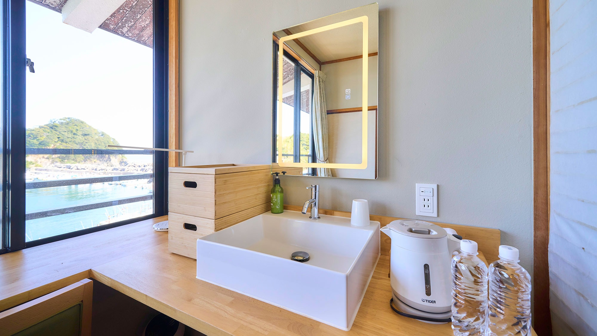 ・[Japanese-style room 10 tatami mats] The veranda has a washstand and a light mirror so you can put on makeup with peace of mind.