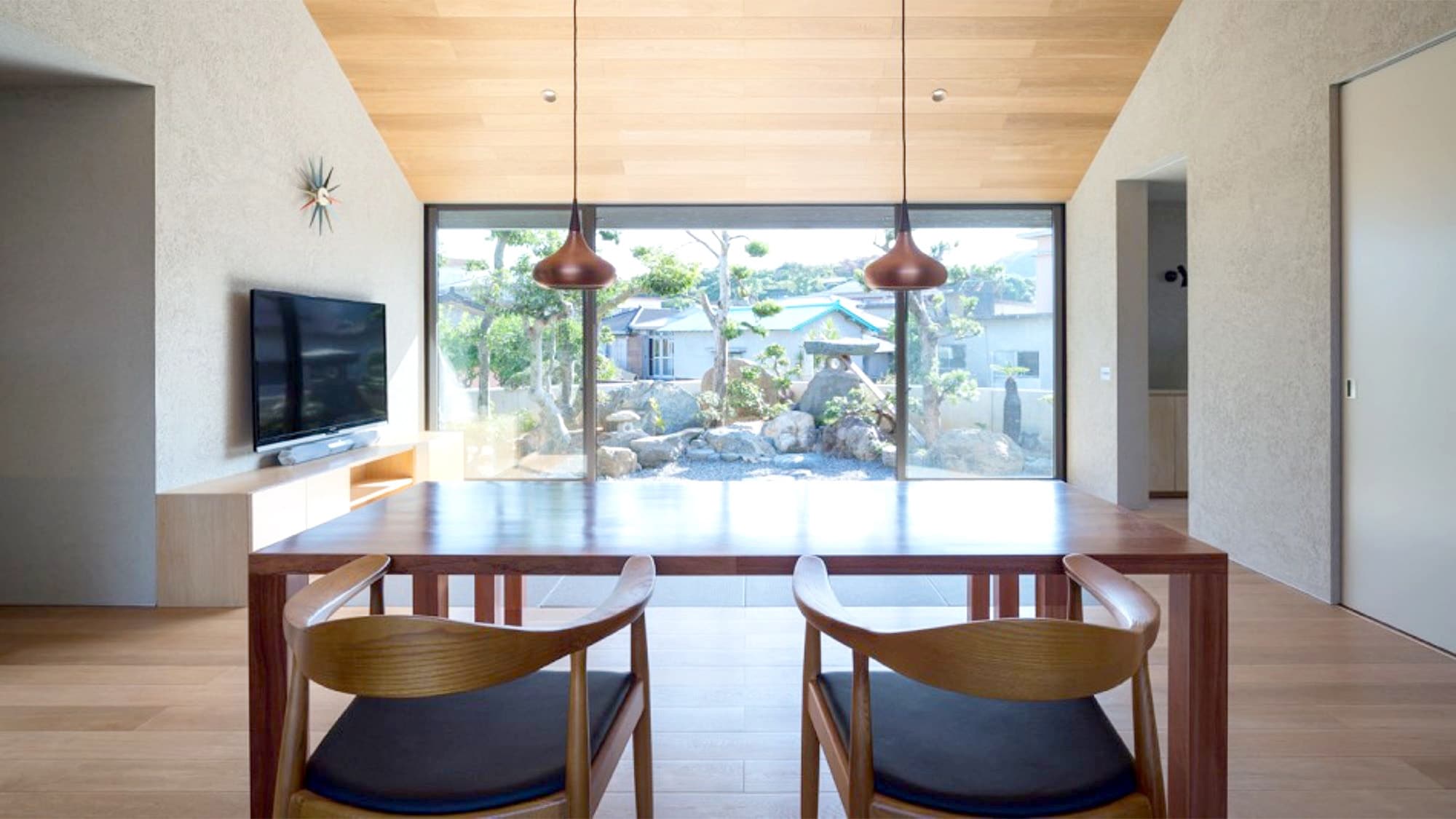 ・ Living room with impressive large windows