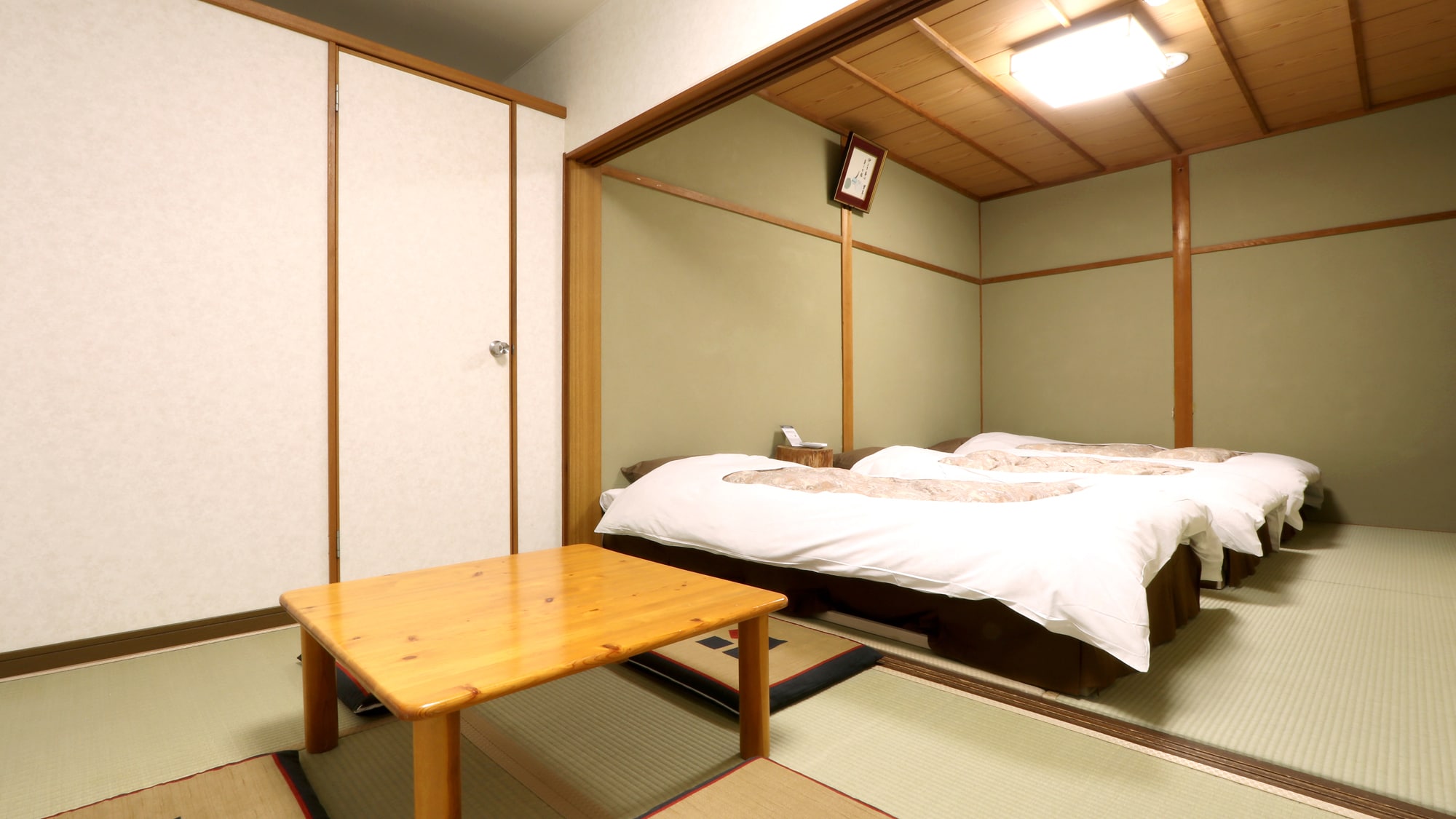 A Japanese and Western room with a unit bath for 2-4 people. 3 bets and 1 futon will be used.