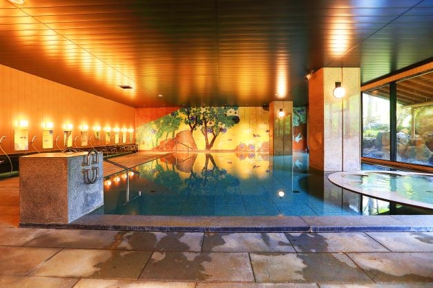The neighboring "Mantenno Tsujinoya" boasts a natural hot spring that is dug in-house and has a weak alkaline content that is gentle on the skin.