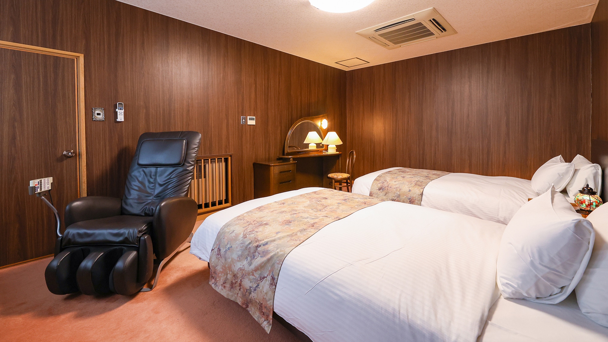 [Japanese-Western style room] You can always use the massage chair to heal your tired body