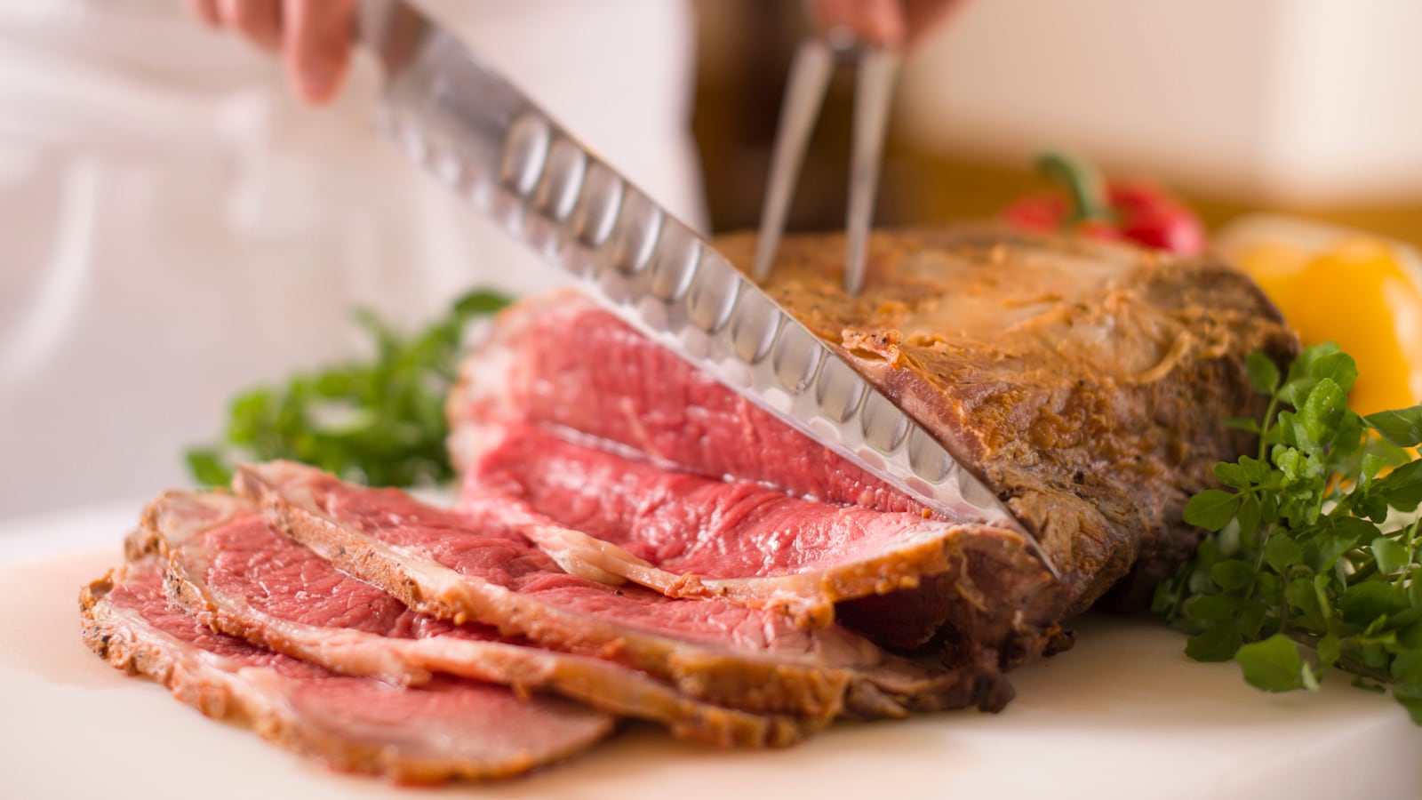 Makan malam prasmanan "Special Roast Beef" disajikan segar. Taruh di atas nasi dan gunakan sebagai mangkuk daging sapi panggang